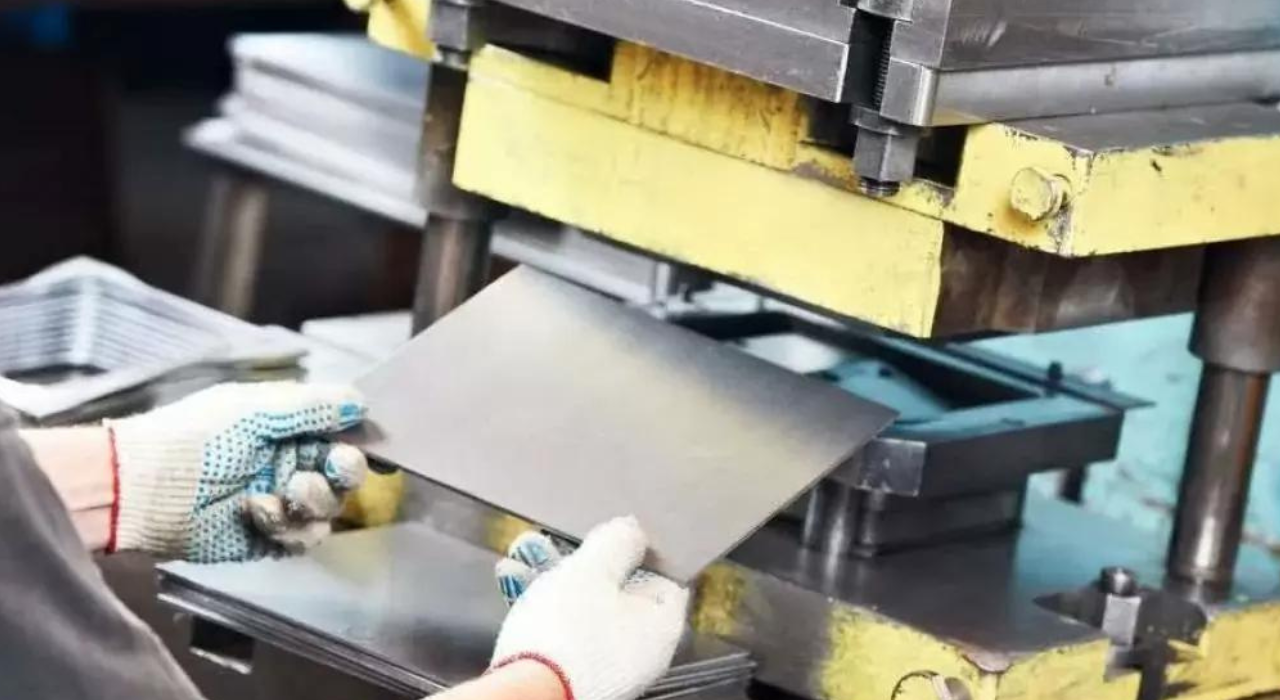 How Does Laser Cutting Technology Work on Metal Manufacture?